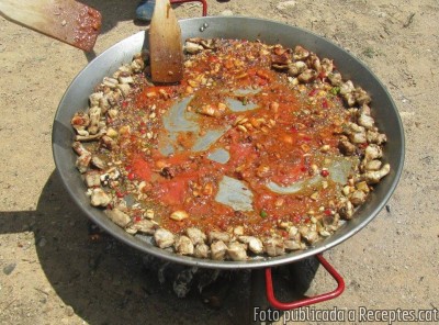 Paella de carn i marisc feta amb llenya de ceps de vinya
